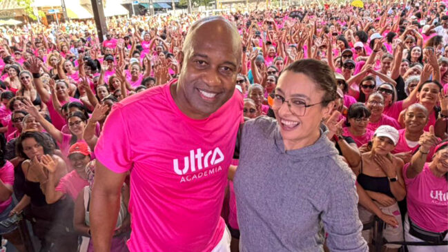 Apresentadora Catia Fonseca participou de um evento de dança e animou o público na avenida Paulista, em São Paulo, nesta terça-feira (21/4), feriado de Tiradentes