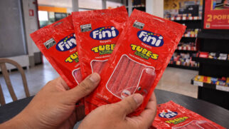 Bala sabor morango e nata Tubes Azedinhos, da Fini, tem nota 5 de 100 no Desrotulando