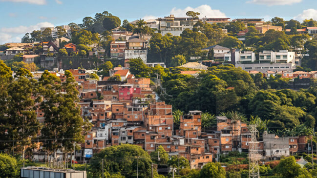 A poucos metros de condomínios de alto padrão, Paraisópolis expõe como renda, moradia, saúde e calor extremo convivem lado a lado em São Paulo.