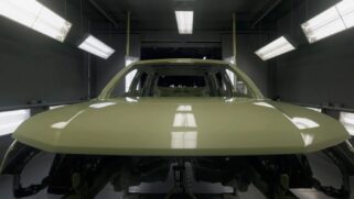 As primeiras unidades do Avenger, destinadas a testes de qualidade e produção, começaram a passar pelas linhas de montagem do Polo Industrial de Porto Real (RJ). O modelo será a nova porta de entrada da Jeep no Brasil e envolve toda a cúpula da Stellantis