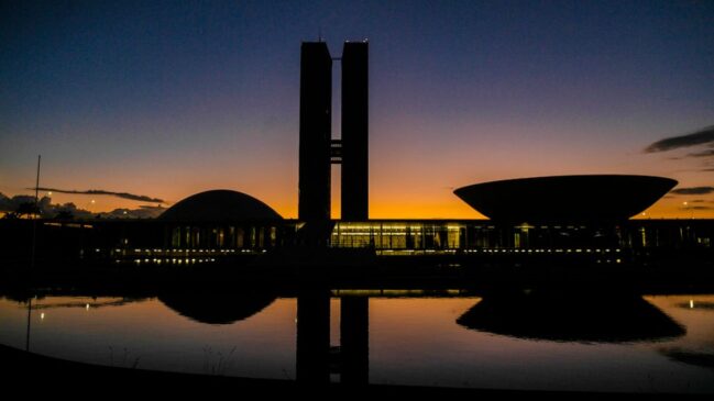 Ao amanhecer, o Congresso Nacional revela apenas parte da sua estrutura; abaixo do solo, túneis e áreas técnicas mantêm a operação em curso (Foto: Agência Senado)
