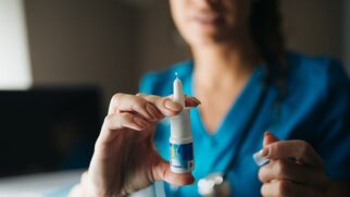 O cérebro envelhece de forma gradual, mas processos como inflamação crônica podem acelerar perdas cognitivas
