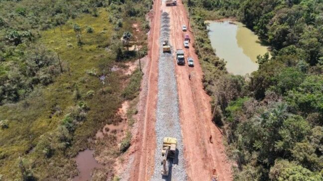 Vista aérea do 'trecho do meio' da BR-319, que liga Manaus a Porto Velho. Sem asfalto, a rodovia de barro sofre com isolamento durante os períodos de chuvas na Amazônia profunda.