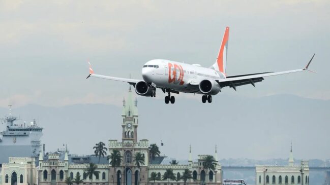 A disparada de 55% no preço do querosene de aviação em 2026 torna o custo operacional das companhias insustentável sem o repasse para o consumidor final.