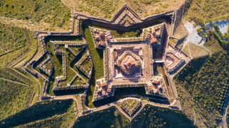 Vista do alto, a simetria perfeita de suas muralhas revela um complexo militar do século 17 que une história, engenharia e um cenário digno de produções cinematográficas