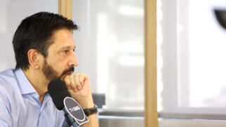 O prefeito Ricardo Nunes durante entrevista à Gazeta