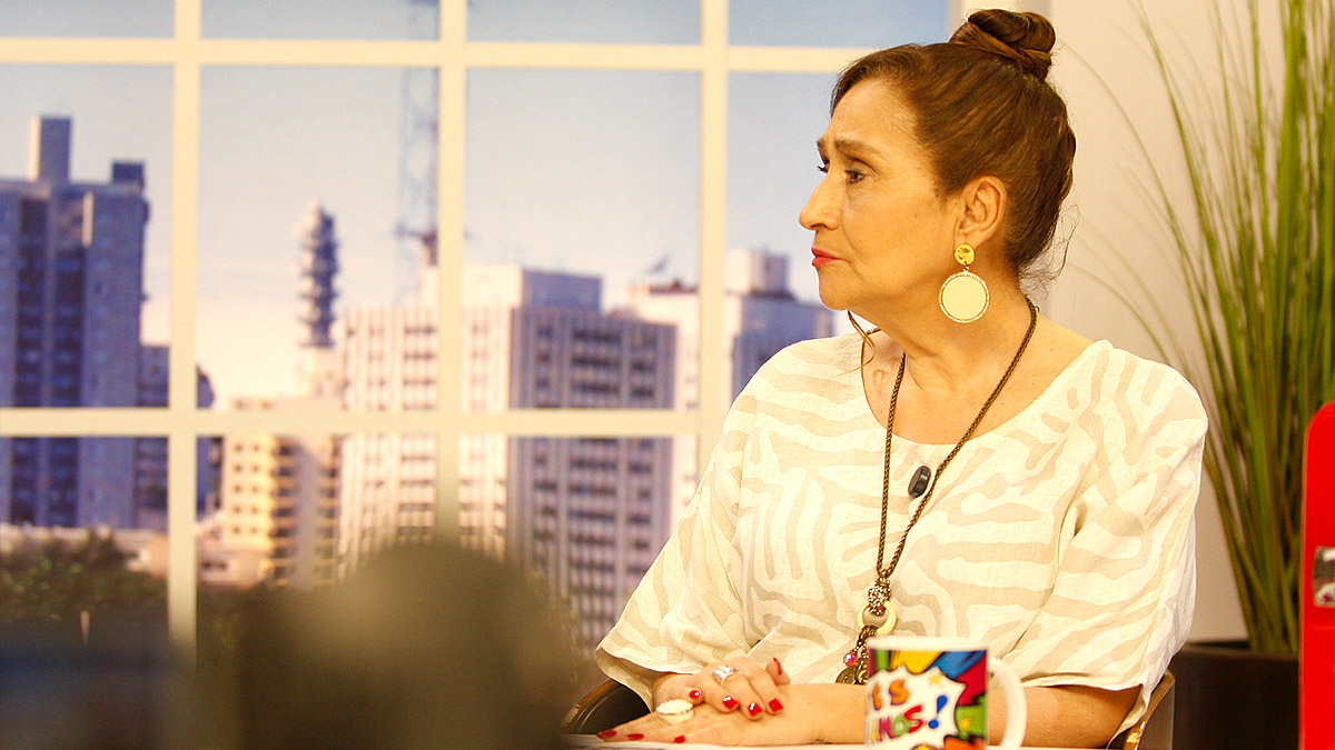 A atração mantém foco na cobertura da televisão brasileira e do universo artístico, com audiência consolidada na emissora.