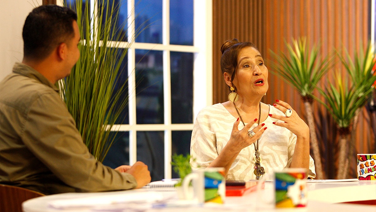 Sonia Abrão também fez questão de exaltar Silvio Santos durante a entrevista.