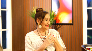 Sonia Abrão posicionado em sua bancada oficial do programa 'A Tarde é Sua', da RedeTV!