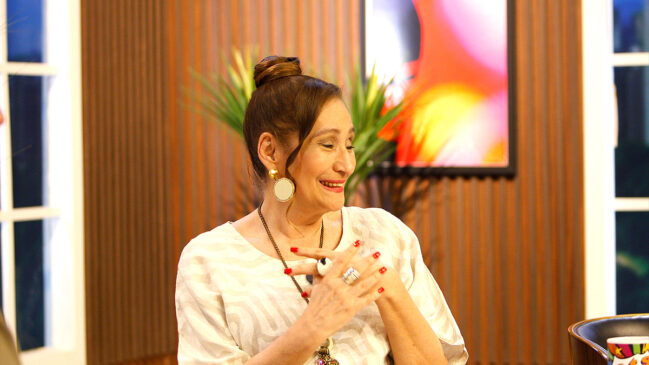 Sonia Abrão posicionado em sua bancada oficial do programa 'A Tarde é Sua', da RedeTV!