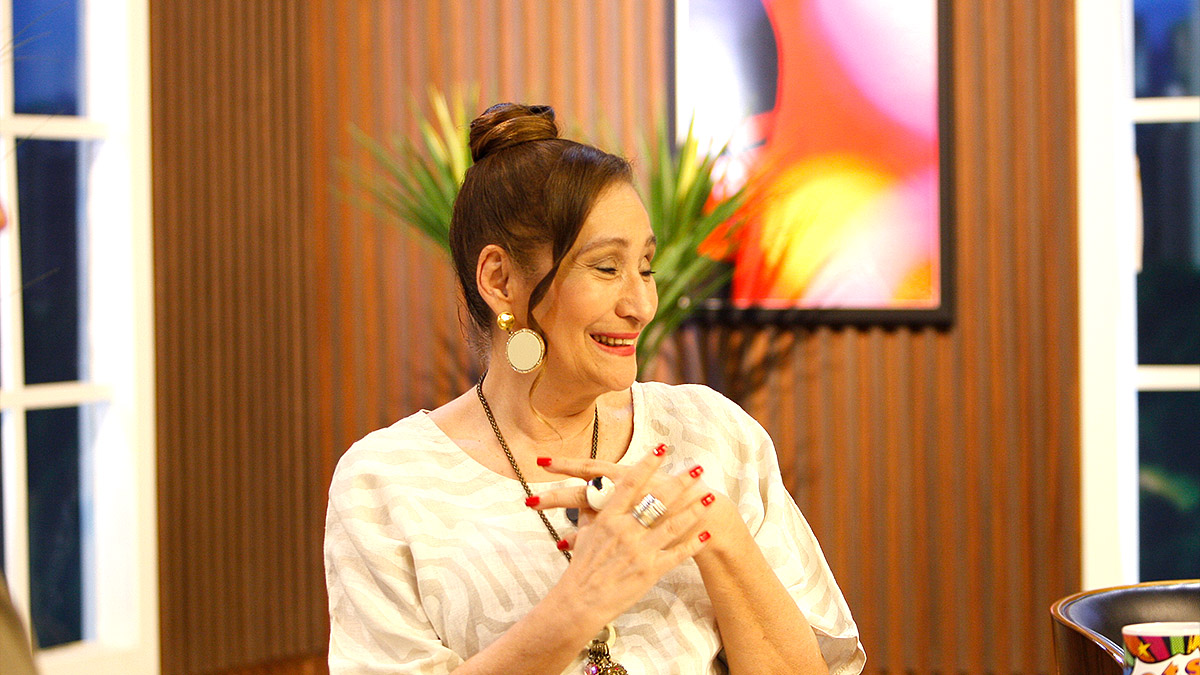 Sonia Abrão posicionado em sua bancada oficial do programa 'A Tarde é Sua', da RedeTV!