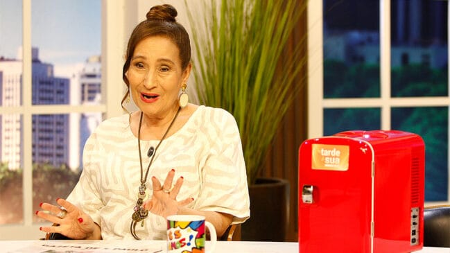 Em 2026, a comunicadora completa 20 anos ininterruptos na RedeTV!, à frente do programa vespertino "A Tarde é Sua"