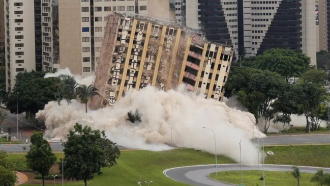 Implosão do 'Torre Palace Hotel', em Brasília, marca a história da capital brasileira