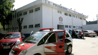 Até o momento, não há confirmação oficial sobre a identidade dos criminosos nem sobre a motivação do crime; caso é investigado em Embu das Artes, na Grande São Paulo