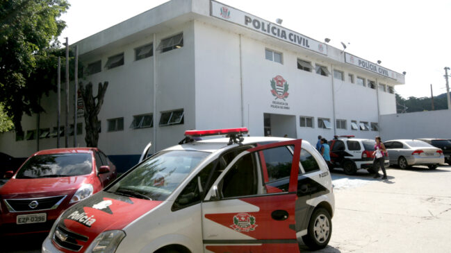 Até o momento, não há confirmação oficial sobre a identidade dos criminosos nem sobre a motivação do crime; caso é investigado em Embu das Artes, na Grande São Paulo