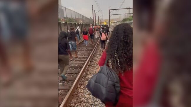 Alguns passageiros precisaram descer dos trens e andar pelos trilhos