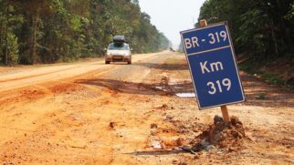 Atravessar o trecho mais crítico da rodovia exige paciência e veículos adaptados, um gargalo logístico que impacta diretamente o frete da produção de Manaus