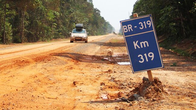 Atravessar o trecho mais crítico da rodovia exige paciência e veículos adaptados, um gargalo logístico que impacta diretamente o frete da produção de Manaus