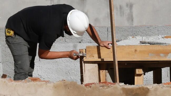 Programa Reforma Casa Brasil permite o financiamento de mão de obra especializada para reformas estruturais e ampliações de moradias urbanas.