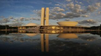 Mesmo ao entardecer, quando a paisagem ganha destaque, o funcionamento do Congresso Nacional se mantém (Foto: Agência Brasil)