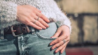 Descubra a razão histórica que explica por que o seu smartphone quase nunca cabe na sua calça jeans nova