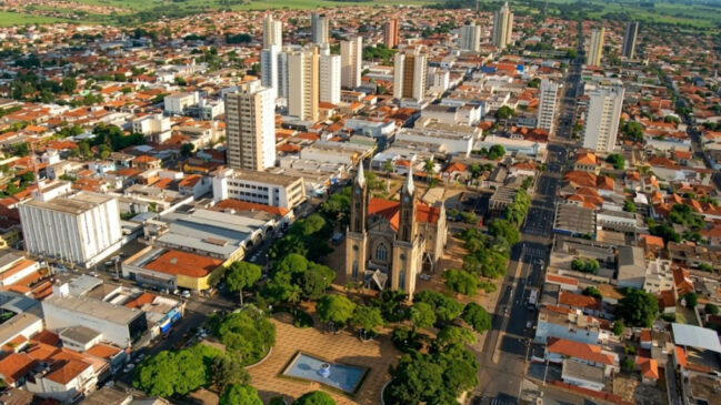 Entre São Paulo e Rio de Janeiro, Guaratinguetá aparece como opção para quem quer sair dos grandes centros e encontrar moradia mais acessível, boa estrutura urbana e indicadores sociais positivos.