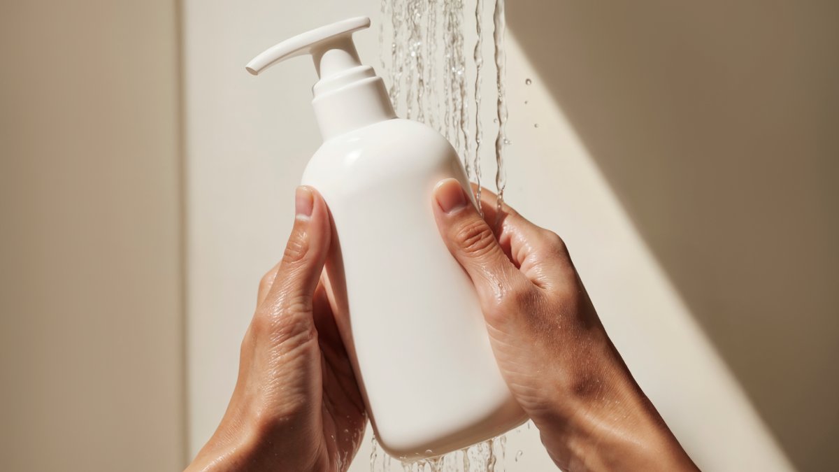 Muitas pessoas acreditam que deixar o condicionador mais tempo no cabelo melhora a hidratação, mas isso pode ser um equívoco