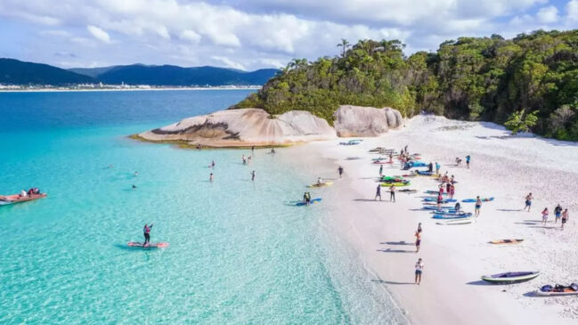 A poucos minutos da costa de Florianópolis, a Ilha do Campeche combina praia de água clara, sítios arqueológicos protegidos pelo IPHAN e acesso controlado para preservar um dos cenários mais singulares do litoral brasileiro.