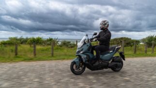 Mesmo sendo uma scooter, a ADXTG 150 incorpora elementos que ampliam sua capacidade fora do asfalto, como a suspensão traseira monoamortecida e os pneus dual purpose, voltados ao uso misto