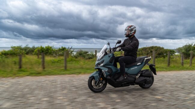 Mesmo sendo uma scooter, a ADXTG 150 incorpora elementos que ampliam sua capacidade fora do asfalto, como a suspensão traseira monoamortecida e os pneus dual purpose, voltados ao uso misto