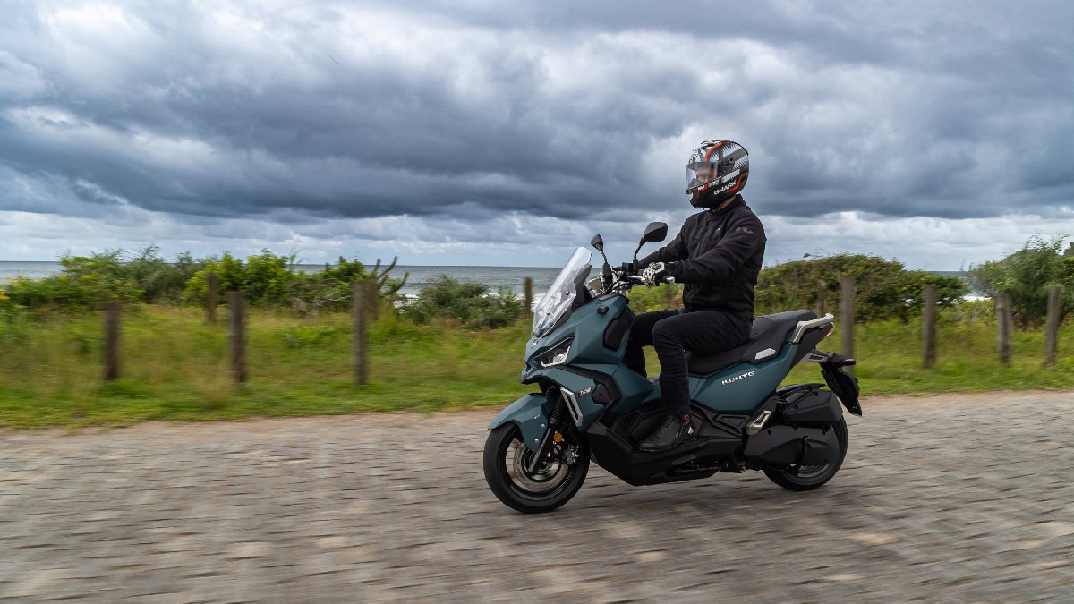 Mesmo sendo uma scooter, a ADXTG 150 incorpora elementos que ampliam sua capacidade fora do asfalto, como a suspensão traseira monoamortecida e os pneus dual purpose, voltados ao uso misto