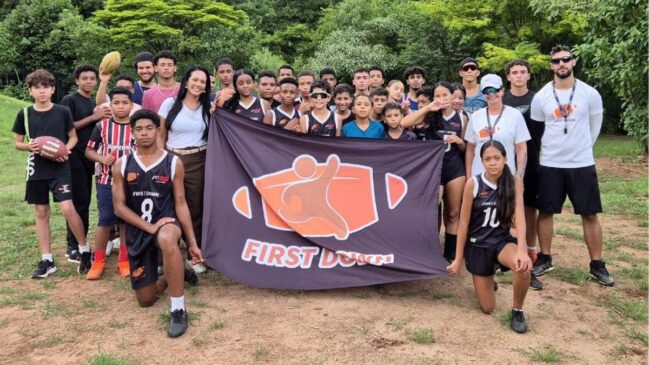 Projeto First Down reúne jovens para praticar flag football