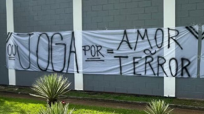 Torcida do Corinthians pendura faixas e dá ultimato a jogadores no CT