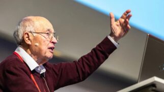 Michael Atiyah anunciou, durante uma conferência na Alemanha, que havia chegado à solução do enigma