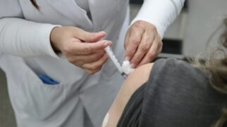 Vacina contra a febre amarela é gratuita e segue recomendada na rotina para crianças aos 9 meses