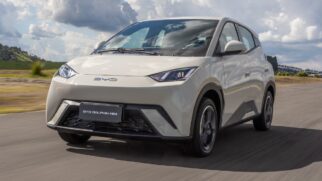 Entre os modelos, a picape compacta Fiat Strada permaneceu em primeiro, com 38.437 exemplares emplacados nos três primeiros meses do ano, à frente dos hatches compactos Volkswagen Polo