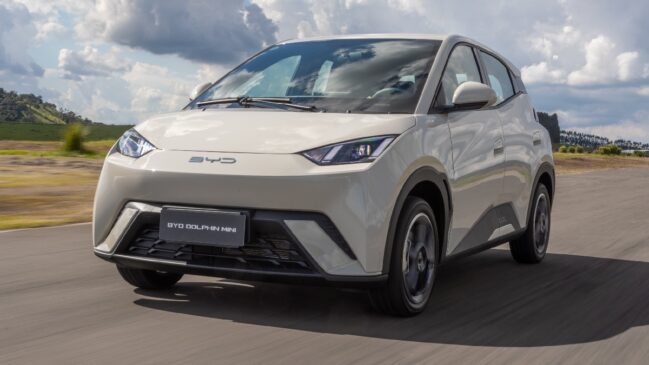 Entre os modelos, a picape compacta Fiat Strada permaneceu em primeiro, com 38.437 exemplares emplacados nos três primeiros meses do ano, à frente dos hatches compactos Volkswagen Polo
