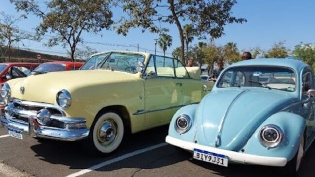 A programação reúne colecionadores, entusiastas e apaixonados por veículos clássicos, além de vários modelos icônicos, como Fusca, Kombi, Opala e Escort