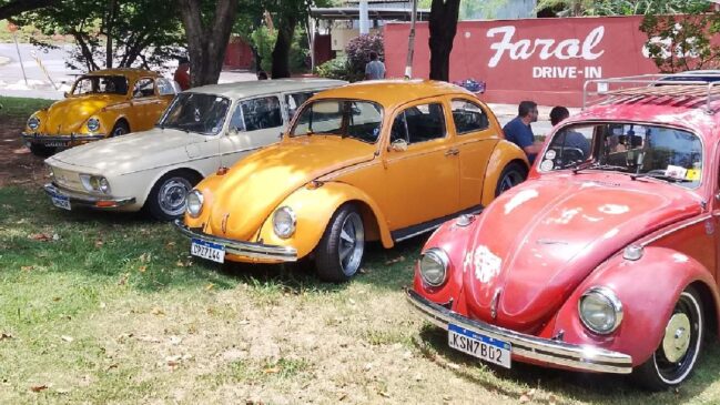 O encontro acontece todo primeiro domingo do mês e reúne expositores e entusiastas de carros antigos e Placa Preta