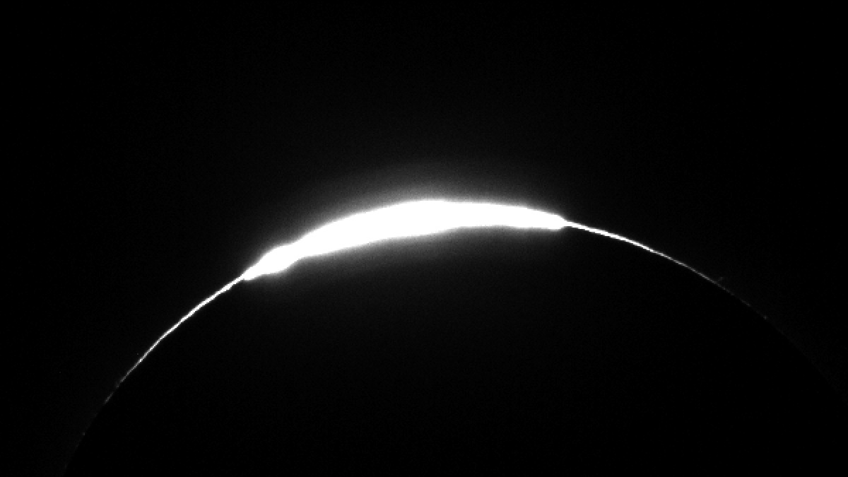 A sequência das Pérolas de Baily mostra como o brilho solar reaparece em pontos separados antes de o disco do Sol voltar a ficar exposto (Foto: Starfellow / Wikimedia Commons)
