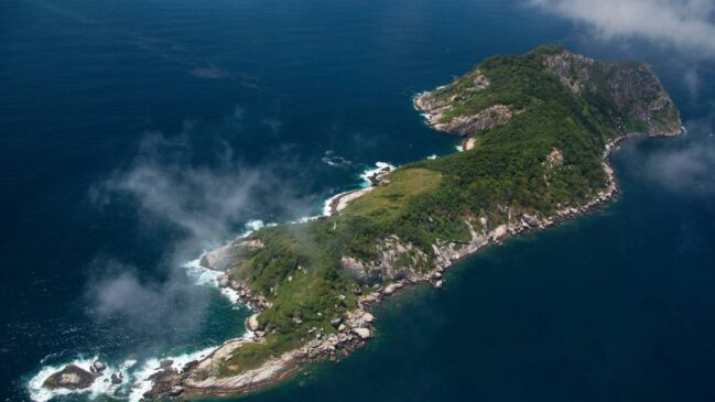 Vista aérea da Ilha da Queimada Grande revela o isolamento e o relevo acidentado do local