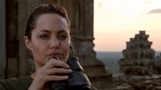 Primeiro contato da musa de Hollywood com o Camboja foi durante seu papel como Lara Croft