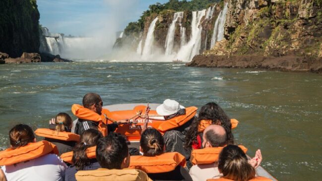 Entre os estados, o Rio de Janeiro lidera em número de chegadas, com 884.535 turistas internacionais