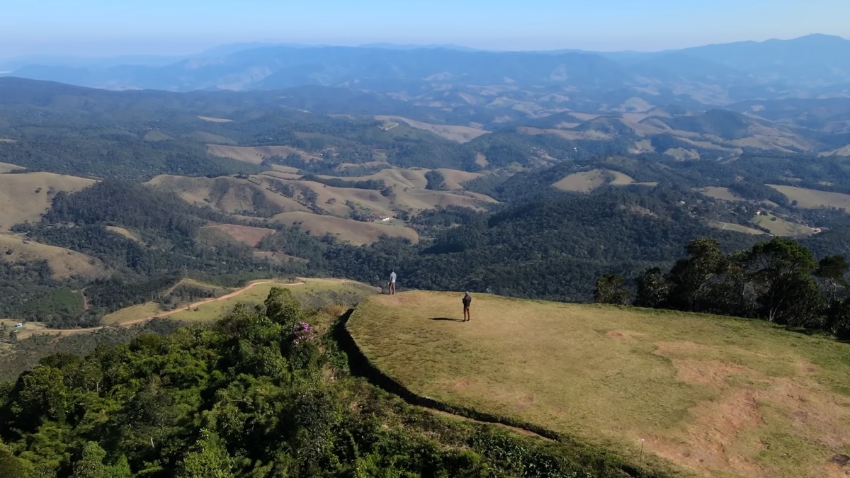 Porém, o principal cartão-postal da cidade é o Pico Agudo (Foto: Reprodução / YouTube / Viagens Cine)