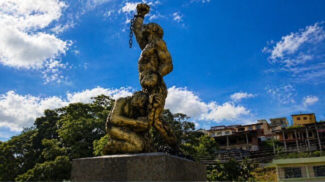 Estátuas e quadros ao longo da cidade revivem esse marco histórico da cidade