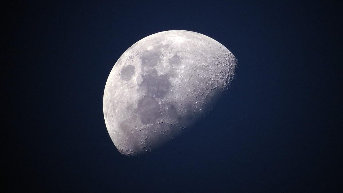 Ao longo de seus quase 4,5 bilhões de anos, a Lua já guarda 110 mil crateras de choques com meteoritos, sendo ela própria fruto de uma massiva colisão (Foto: Ponciano / Pexels)