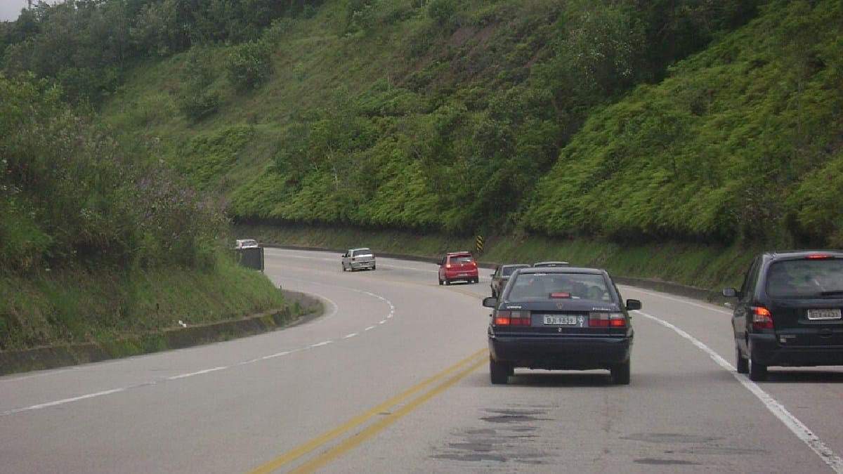 A Rodovia dos Tamoios cruza o trecho de planalto do município e faz parte da paisagem de quem chega a Paraibuna pelo Vale do Paraíba (Foto: Cacobianchi / Wikimedia Commons)