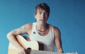 Di Ferrero leva sucessos do NX Zero para formato acústico em apresentação única