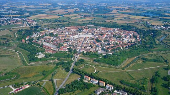 Vista do alto, Palmanova parece quase um desenho geométrico perfeito
