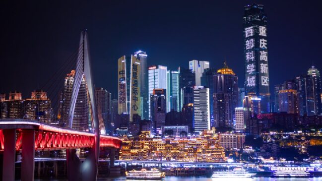 Skyline da cidade noturna é marcado pelo Zishui Xiaodeng, as "lanternas noturnas refletidas na água"